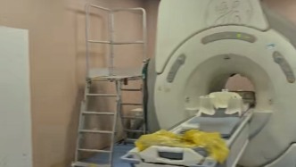 武汉一男子称被“遗忘”在核磁共振机器上6小时，涉事医生：交接班后出现失误，被停职
