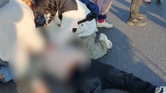 有人疏散交通，有人幫做心肺復(fù)蘇……司機(jī)在車內(nèi)疑似突發(fā)疾病昏迷，一群路人上前相助