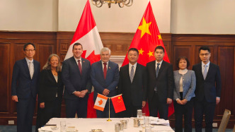 陸慷率中聯(lián)部代表團(tuán)訪問加拿大