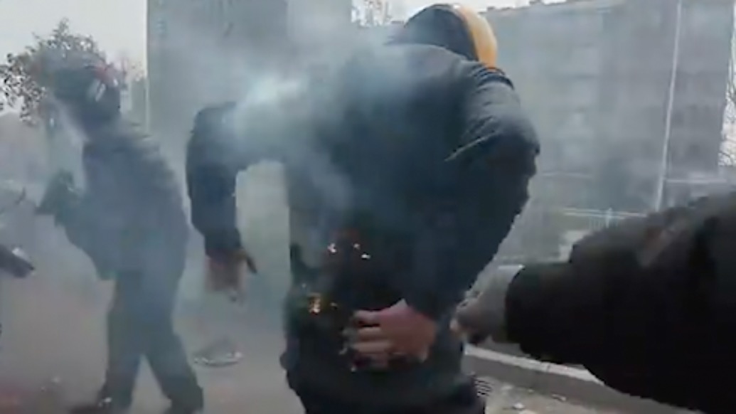 他沖上前去把人救了！外賣小哥發(fā)現(xiàn)同行背后著火，這個反應(yīng)太牛了