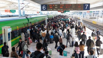 国铁昆明局在156趟列车上配置5000个“爱心便民凳”，免费提供给无座旅客