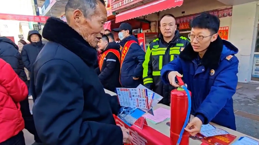 消防摆摊讲解消防产品如何辨伪，现场邀请市民“打假”
