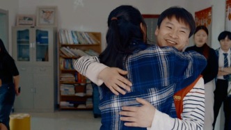 “棄嬰”荷蘭女孩回國(guó)成功認(rèn)親后，與尋親志愿者擁抱告別