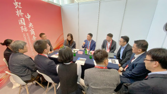 在上海全球投促大會項(xiàng)目洽談區(qū)，企業(yè)家和政府部門面對面話機(jī)遇