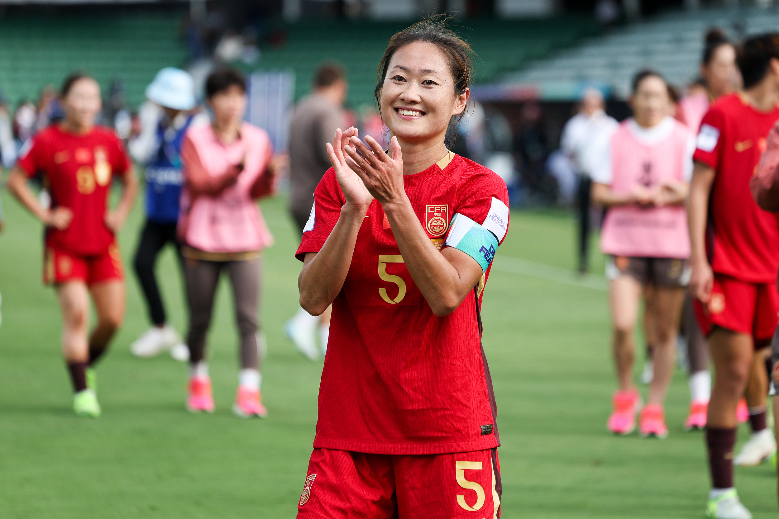 吴海燕赛后感谢球迷。