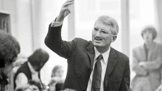 半卷書｜生在納粹年代，逝于川普年代，他撐起了中間一片啟蒙時代