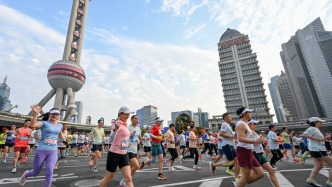 深一度｜從“卷”到“暖”，上海半馬這樣跑過十年