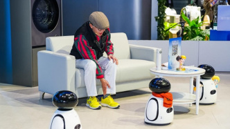 跌倒檢測+主動關(guān)懷，海爾陪伴機(jī)器人補(bǔ)上家庭照看缺口