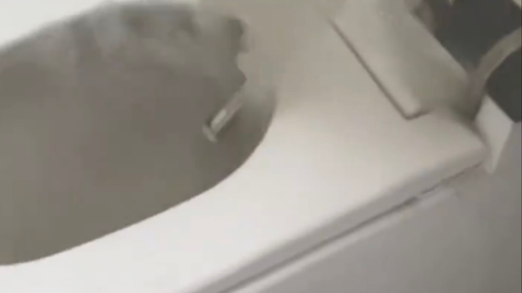 男子如廁時(shí)智能馬桶冒煙起火，消防：潮濕環(huán)境易致電路故障