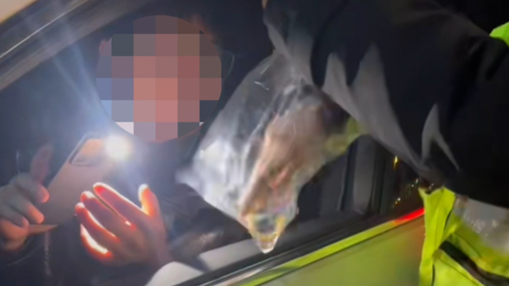 司機取卡時遺落價值6萬元的金手鏈，高速收費員撿到后歸還