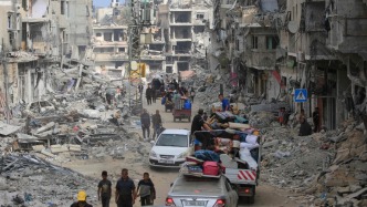 加沙帳篷在沙塵狂風(fēng)中搖搖欲墜，“我們整個生活都崩塌了”