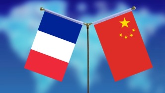 何立峰会见法国经济、财政和工业、能源与数字主权部部长莱斯屈尔