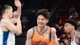 收獲7連勝位居聯(lián)盟榜首，上海男籃主帥盧偉提醒隊員放平心態(tài)