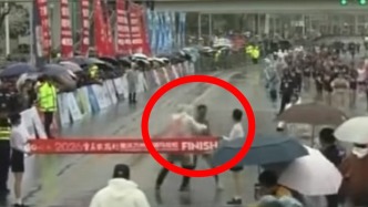 馬拉松冠軍沖線時(shí)遭攔截推搡，重慶田協(xié)：涉事裁判停止馬拉松賽事裁判工作一年