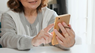 直播間向老人兜售無標(biāo)簽食品并夸大功效，法院判商家全額退款