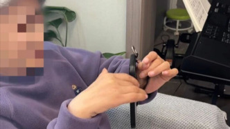 高位截癱女子植入腦機(jī)1年后，能刷手機(jī)還能自主進(jìn)食