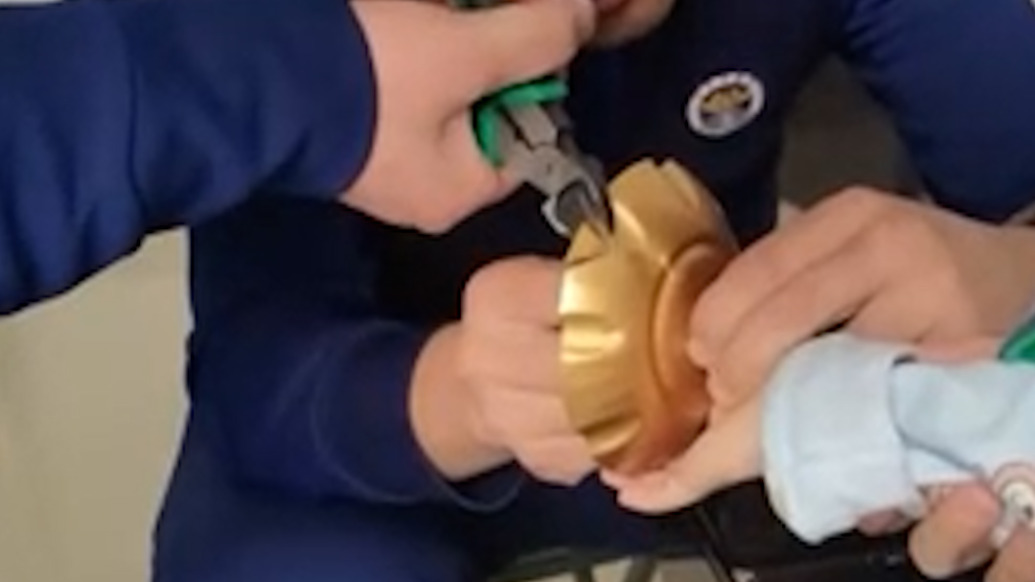 男童贪玩手指被卡，消防员凭借“绣花功夫”巧剪铁片