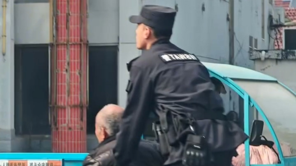 老人坐轮椅误入车流，特警上前一把护住
