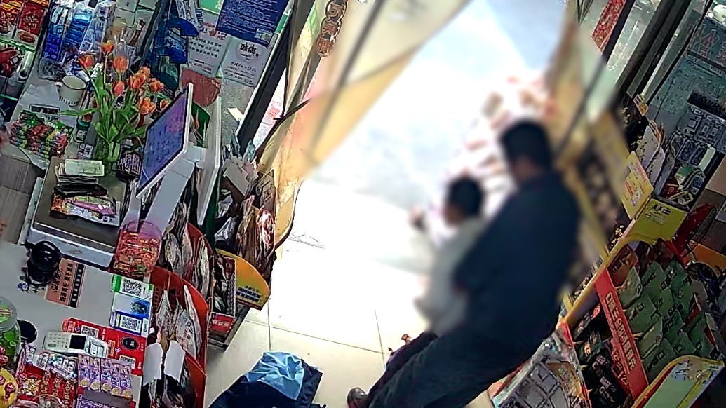 “老板幫我一下”！小學(xué)生吃糖被卡沖進(jìn)小賣部，店主出手相救