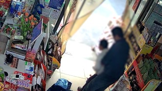 “老板幫我一下”！小學(xué)生吃糖被卡沖進(jìn)小賣部，店主出手相救