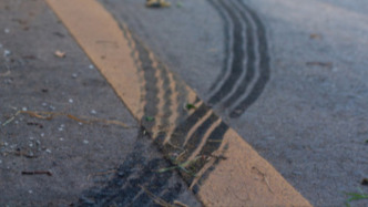 警方通报“15岁男生过斑马线被撞身亡”：两名驾驶员均已被控制