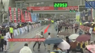 馬拉松運(yùn)動(dòng)員沖線時(shí)遭裁判錯(cuò)誤攔截，中國田徑協(xié)會(huì)通報(bào)批評(píng)