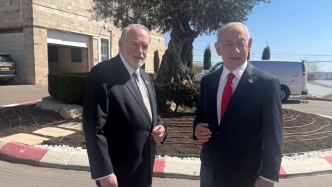 内塔尼亚胡连续三日发视频自证“还活着”，还展示“死亡打卡”纸