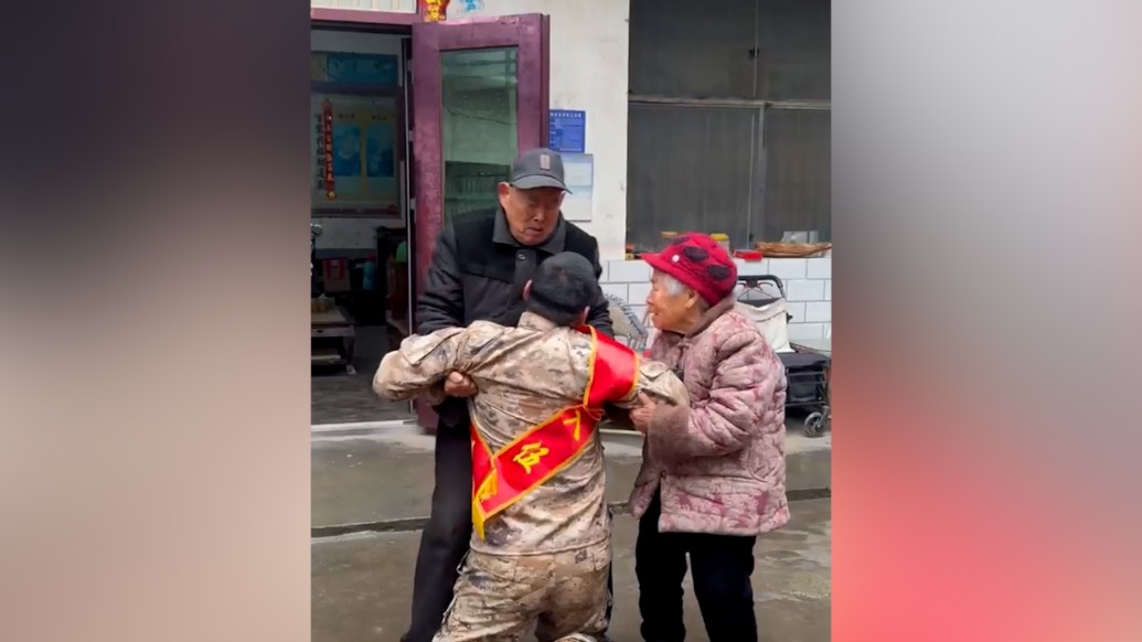 自幼失去父母，小伙入伍前感謝爺爺奶奶養(yǎng)育之恩