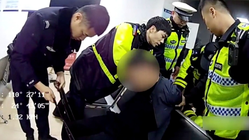 司機(jī)醉駕沖出高速路面，被查獲后拒檢測(cè)還潑水、辱罵民警