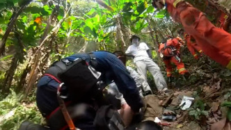 驢友走未開發(fā)路線摔下陡坡，直升機出動密林中索降救援