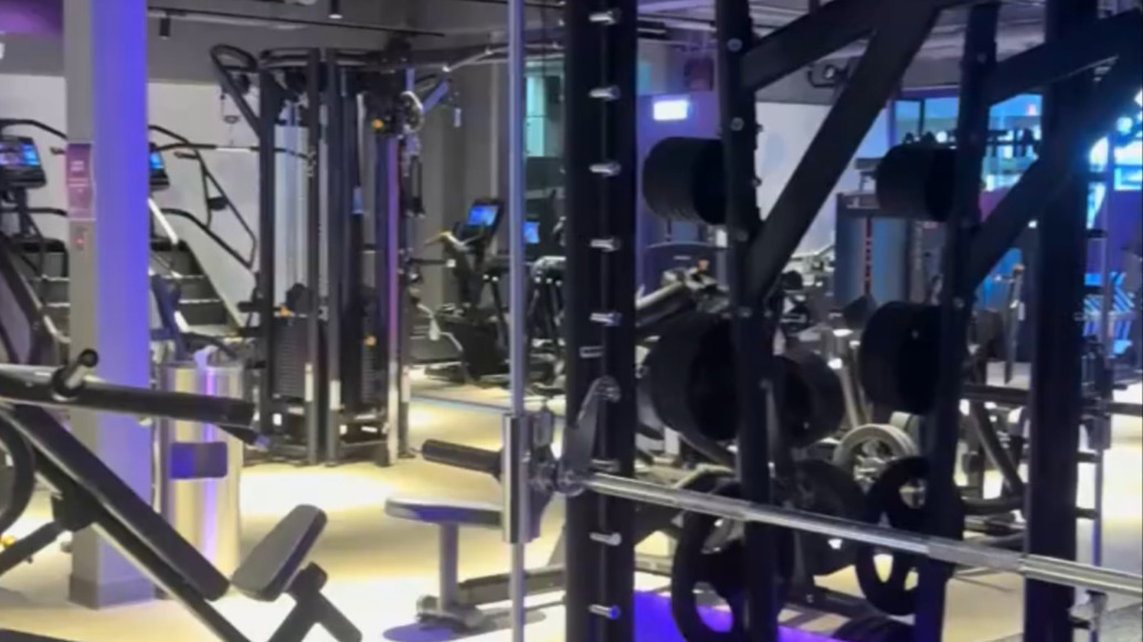 健身房倒闭后，武汉一教练自费20万元上完877节课