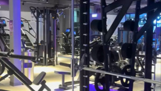 健身房倒閉后，武漢一教練自費20萬元上完877節(jié)課