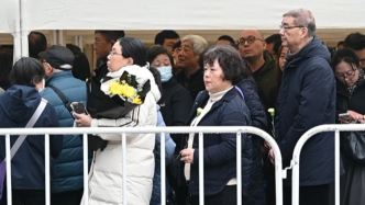 雨中送別“人民教育家”于漪，八旬學(xué)生專程從北京坐高鐵前來