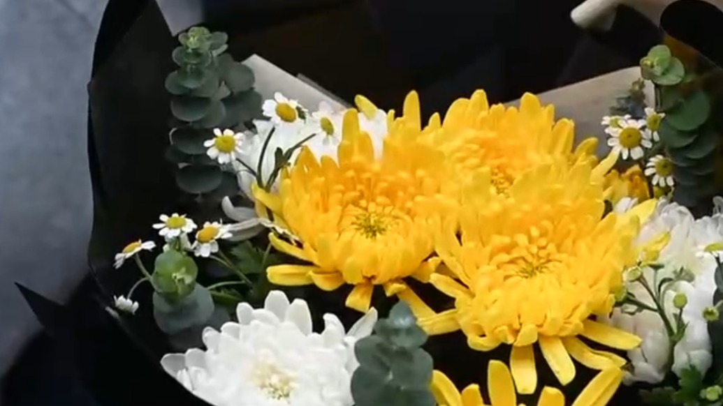 雨中送別于漪：學(xué)生已是滿頭白發(fā)，一生不忘恩師情