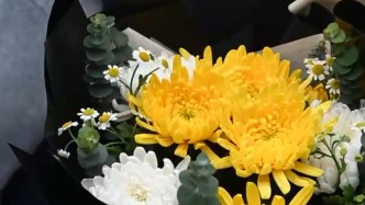 雨中送別于漪：學(xué)生已是滿頭白發(fā)，一生不忘恩師情