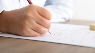 人民銳評：多地中考生物地理不計分，從“分數至上”走向“成長為先”