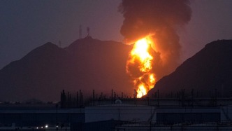 戰(zhàn)爭進(jìn)入“新階段”，伊朗反擊“焚毀”與美相關(guān)石油設(shè)施