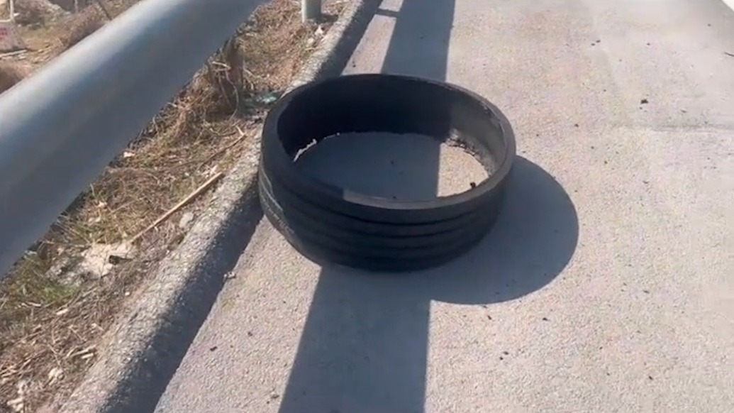 “防止其他車輛發(fā)生事故！”高速上有掉落的輪胎，路過司機停車搬離