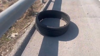 “防止其他車輛發(fā)生事故！”高速上有掉落的輪胎，路過司機(jī)停車搬離