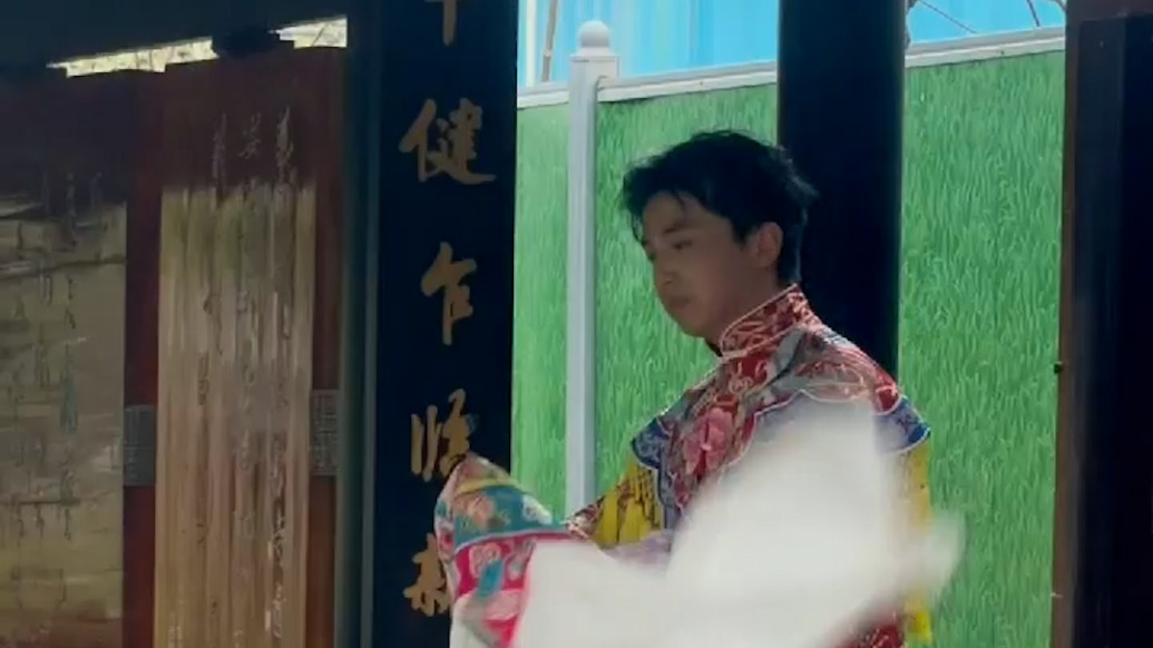 漢語言文學(xué)×傳統(tǒng)戲曲！成都這個(gè)00后男生在校園里練上了