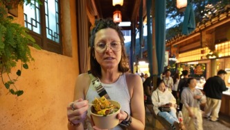 看老外被中國臟攤顛覆三觀，我對“漂亮飯”徹底祛魅了