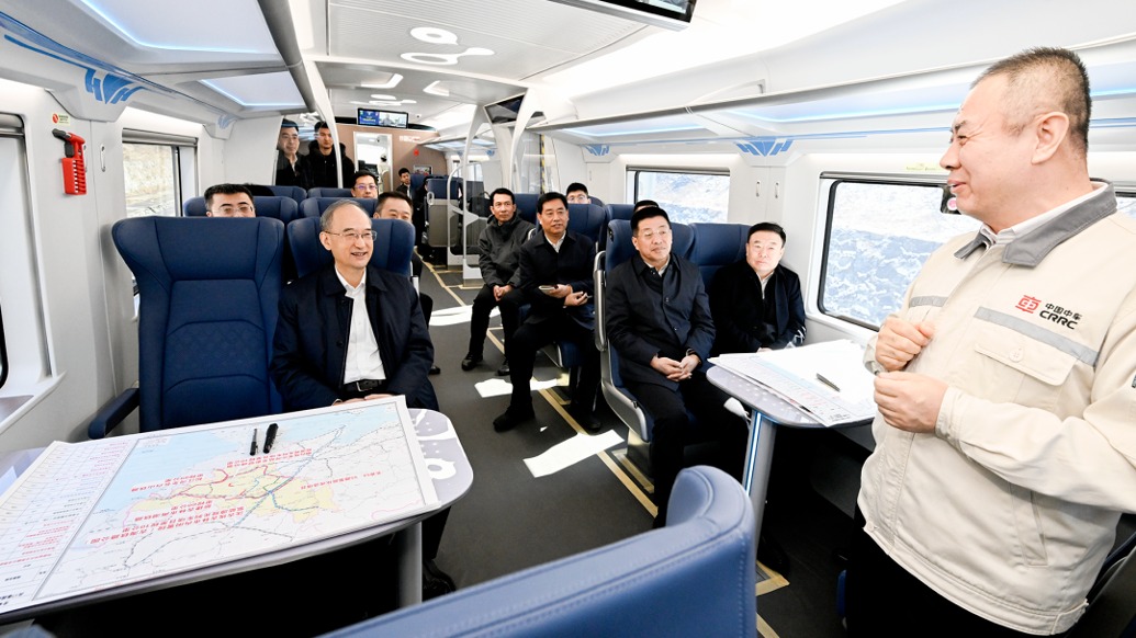 吉林省委书记黄强试乘氢能列车:大胆闯、大胆试