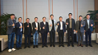 王傳福、王興興、何小鵬現(xiàn)場助陣！小米新SU7售價21.99萬元起，雷軍強(qiáng)調(diào)車門把手符合新國標(biāo)