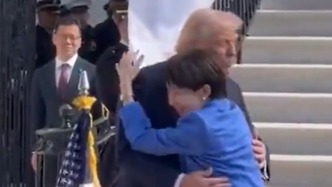 高市早苗抵達白宮，特朗普張開雙臂歡迎，兩人熱情擁抱