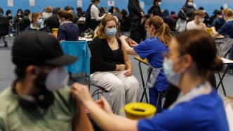 英國(guó)肯特郡夜店腦膜炎疫情持續(xù)擴(kuò)大已致2人死亡，疫苗接種點(diǎn)爆滿