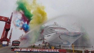 第二艘國(guó)產(chǎn)大型郵輪“愛(ài)達(dá)·花城號(hào)”在上海順利出塢，計(jì)劃于今年底完成交付