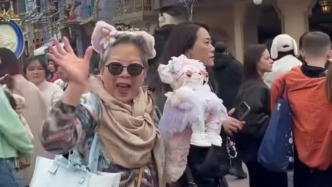 自稱為“玲娜貝兒外婆”，“60后”從江蘇趕來參加上海迪士尼慶典