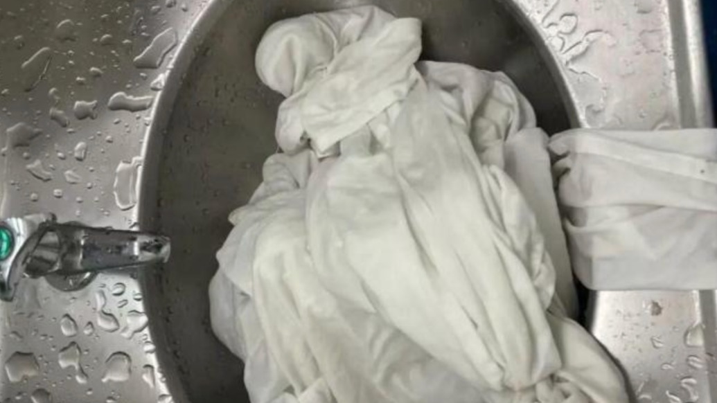 铁路通报“女子称月经弄脏火车卧铺被索赔180元”：旅客选择自行清洗，列车员参与协助，处置全程未收费