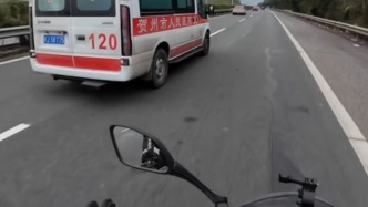 高速擁堵救護車受阻，摩友主動指揮交通幫開路