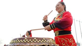 春分遇“龍?zhí)ь^”，商丘居民舞長龍打二十四節(jié)令鼓祈福